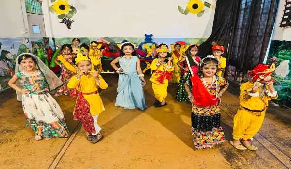 कृष्ण-राधा की झांकियों से सजा कौटिल्य पब्लिक स्कूल, जन्माष्टमी पर सम्मानित हुए बच्चे